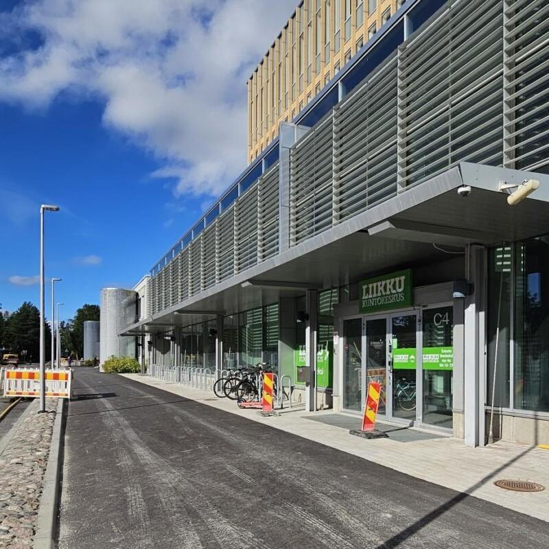 Kuva Liikku Espoo Niittykummun sisäänkäynnistä ja kevyen liikenteen väylästä.